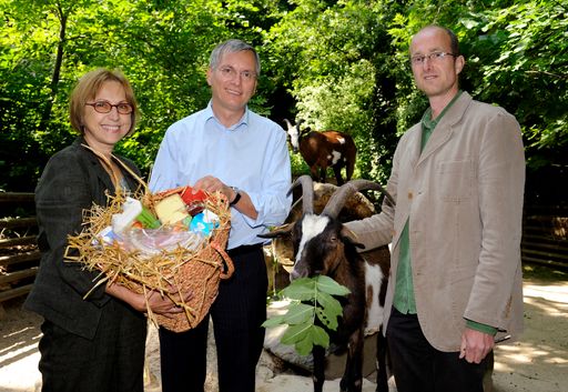 'Tierfreundlich einkaufen, na logo!': Dr. Dagmar Schratter, Präsidentin des Vereines 'Tierschutz macht Schule', Gesundheitsminister Alois Stöger und DI Reinhard Geßl, FiBL Österreich. www.menschundtierabersicher.at