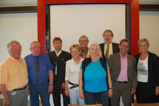 BZÖ-NAbg. Dr. Wolfgang Spadiut wurde gestern in Sattledt in Beisein von BZÖ-Familien- und Seniorensprecherin NAbg. Ursula Haubner mit großer Mehrheit zum neuen Bundesobmann der Österreichischen Unabhängigen Seniorenplattform gewählt. Als seine Stellvertreter fungieren Dr. Josef Brunmair und Josef Zehner aus Oberösterreich sowie Dieter Schärf und Elisabeth Marjanov aus Wien. Die Anwesenden dankten der scheidenden Obfrau der Seniorenplattform, Inge Gaiswinkler, für ihren unermüdlichen Einsatz.