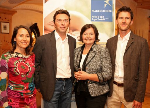 http://www.apa-fotoservice.at/galerie/1324
v.l.n.r.: Elisabth Auer(ChinaMed-Group),Dr. Stefan Ulmer(ChinaMed-Group), Marina Ersilia Albasini(Falkensteiner Hotel&Spa Royal Seefeld), Wolfgang Stemer(ChinaMed-Group)