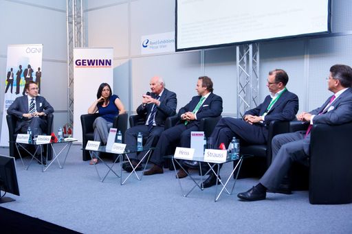  Personen v.l.n.r.: Philipp Kaufmann (ÖGNI-Präsident), Vizebürgermeisterin Maria Vassilakou, Hans Sommer (Gründer und Gesellschafter von Drees & Sommer), Michael Griesmayr (IC Projektentwicklung und Vizepräsident von ÖGNI), Architekt Christian Heiss, und Karl-Heinz Strauss (PORR).