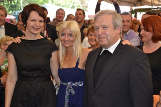  Bürgermeisterin Kerstin Suchan, Dancing Queen Astrid Wirtenberger, Pfarrer Johann Zarl