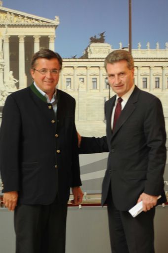 ÖVP-Abg. Fritz Grillitsch (links) bei einer Aussprache von Parlamentariern mit EU-Energiekommissar Günther Oettinger im Parlament