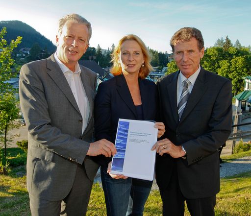 Wirtschaftsminister Reinhold Mitterlehner, Infrastrukturministerin Doris Bures und Wissenschaftsminister Karlheinz Töchterle präsentieren den Forschungs- und Technologiebericht 2011