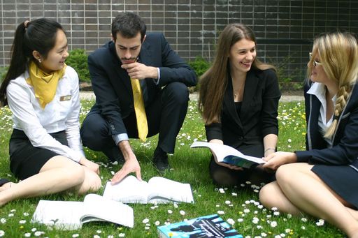  ITM Studierende v.r.n.l.: Zhenbao FANG (China), Ioannis PRATSI (Zypern), Theresa-Irene Burger-Scheidlin (Österreich), Sophie Maria Rüscher (Österreich)