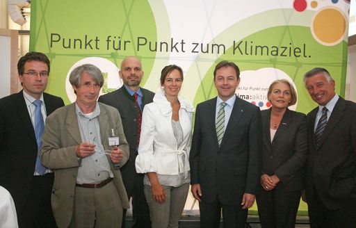  http://www.apa-fotoservice.at/galerie/1427
klima:aktiv mobil Netzwerk-Konferenz: Im Bild v.l.n.r.: Dr. Johannes Kopf (Vorstand des Arbeitsmarktservice Österreich), Univ.-Prof. Dr. Heiner Monheim (Universität Trier), Max Schachinger jr. (Spartengeschäftsführer, Schachinger Logistik), Dr. Sophie Karmasin (Geschäftsführerin Karmasin Motivforschung),  Niki Berlakovich (Umweltminister), Mag. Anna Maria Hochhauser (Generalsekretärin der Wirtschaftskammer Österreich), Bgm. Helmut Mödlhammer  (Präsident des Österreichischen Gemeindebundes)