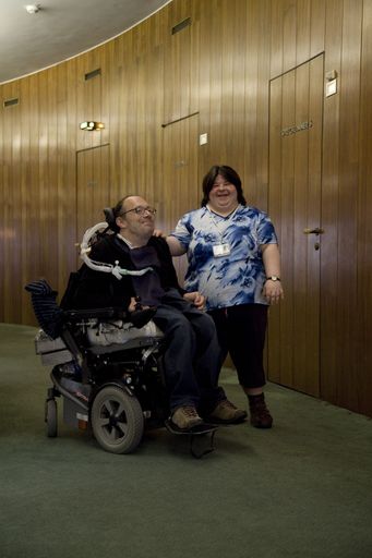 An insgesamt sieben Tagen im Mai und Juni 2011 unterstützt die 33-jährige Michaela Koenig mit Lernbehinderung (rechts) im Rahmen eines Volontariates den ÖVP-Nationalratsabgeordneten und Behindertensprecher Dr. Franz-Joseph Huainigg bei seiner parlamentarischen Arbeit.