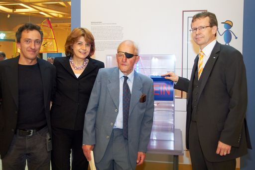  http://www.apa-fotoservice.at/galerie/1440/
Die Ausstellung "unter strom", die von 2. Juni 2011 bis 31. Mai 2012 im Technischen Museum Wien präsentiert wird, soll sowohl das Bewusstsein für die Gefahren der Elektrizität schärfen, als auch Verständnis für die Wirkungsweise von Sicherheitseinrichtungen schaffen.