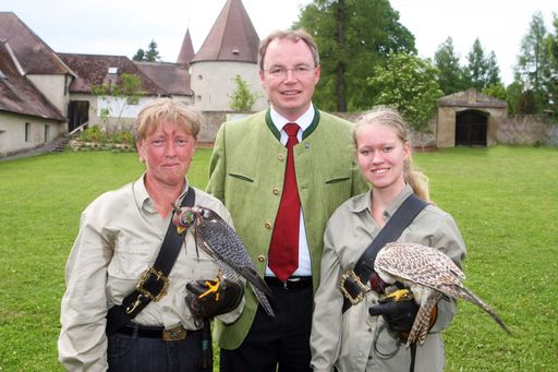  http://www.apa-fotoservice.at/galerie/1448
v.l.n.r.: Falknerin Monika Hiebeler, Landesrat Dr. Stephan Pernkopf, Falknerin Doris Hiebeler.