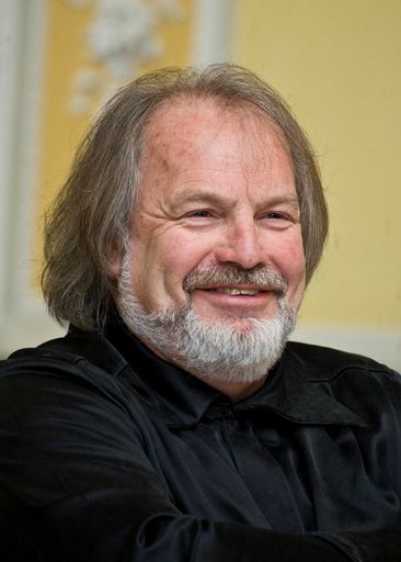 Die Gesamtleitung der Tiroler Festspiele Erl liegt bei Festspielgründer und -intendant Gustav Kuhn, der als Dirigent, Regisseur seit 1997 die Festspiele inszeniert und in Erl lebt.
