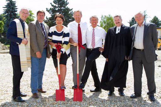 http://www.apa-fotoservice.at/galerie/1450/
Im Bild v.l.n.r. Dompfarrer Toni Faber, Bezirksvorsteher Manfred
Wurm, Vizebürgermeisterin Mag.a Renate Brauner, Andreas Heindl
(Geschäftsführer Confiserie Heindl), Walter Heindl (Geschäftsführer
Confiserie Heindl), Senior Dr. Michael Wolf und Walter Heindl sen.
(Firmengründer Confiserie Heindl)