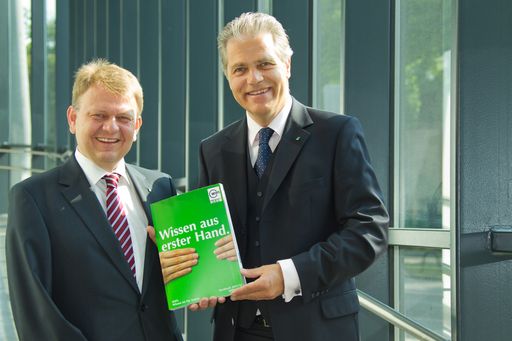 Mag. Fritz Gregshammer, Institutsleiter WIFI Wien und KR Dr. Anton Gerald Ofner, Kurator WIFI der Wirtschaftskammer Wien präsentieren das neue WIFI Wien Kursbuch.