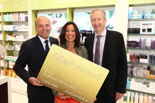  http://www.apa-fotoservice.at/galerie/1490
Im Bild: Martin Gaber (Country Manager Marionnaud
Österreich), Tina Resetarits (Gewinnerin), William Koeberle (CEO
Marionnaud)