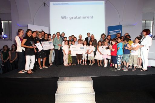 http://www.apa-fotoservice.at/galerie/1449 
Bundesministerin Claudia Schmied verleiht den Fairness Award 2011 am "Tag der Weißen Feder"