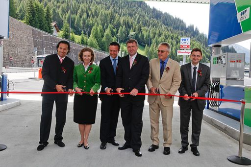 Vorschau Bild von Offizielle Eröffnung der höchstgelegenen Raststation Europas:  (v.li.n.re.) Kristopher Rosenberger, Eva-Maria Posch (in Vertretung  des Landeshauptmanns), Harald Joichl (OMV), Klaus Schierhackl (ASFINAG), Michael Markart (Strabag) und Karl Mühlsteiger  (Bürgermeister Gries am Brenner) durchschneiden feierlich das Band.