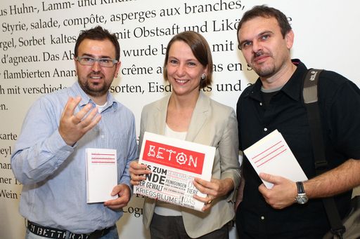 http://www.apa-fotoservice.at/galerie/1615
Im Bild vlnr.: Jeton Neziraj (kosovarischer Dramatiker,
künstlerischer Leiter des Nationaltheaters in Pristina, Herausgeber
von Iz Pristine, s ljubavlju [Aus Pristina, mit Liebe], Antje Contius
(Geschäftsführerin S. Fischer Stiftung Berlin), Sasa Ilic (serbischer
Autor, Mitbegründer und Redaktionsmitglied von BETON, einer
alternativenLiteraturzeitschrift in Serbien, Herausgeber von Nga
Beogradi, me Dashuri [Aus Belgrad, mit Liebe]