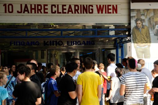 Vorschau Bild von Jugendliche beim Eingang