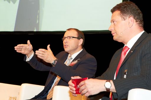 Vorschau Bild von Experten beleuchteten am APA-OnlineTag die Auswirkungen ständiger Mobilität. Im Bild v.l.n.r.: Peter Kropsch (Geschäftsführer APA) im Interview mit APA-Chefredakteur Michael Lang.