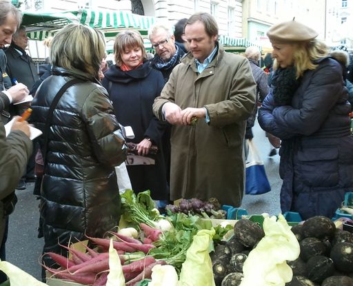 Auf der beliebten Schranne in der Salzburger Altstadt kaufen Hobbyköche und Feinschmecker frische regionale Produkte.