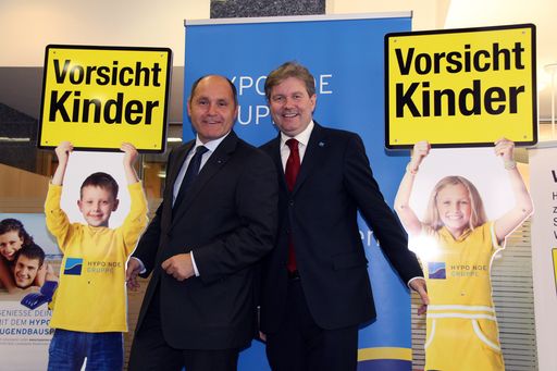  Im Bild v.l.n.r.: Landeshauptmann-Stellvertreter Wolfgang Sobotka und Vorstandsvorsitzender der HYPO NOE Gruppe Peter Harold übergaben im Rahmen eines Gewinnspiels 30 Gemeindevertretern die begehrten "Vorsicht Kinder"-Schilder.