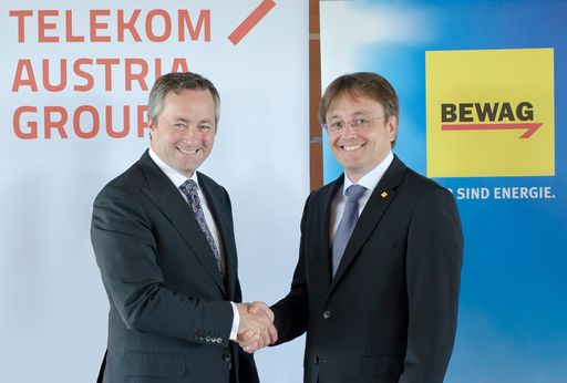 Hannes Ametsreiter, Generaldirektor Telekom Austria Group, und Michael Gerbavsits, Vorstandssprecher Bewag, unterzeichneten den Kaufvertrag für die Übernahme des größten kroatischen Kabelanbieters B.net.