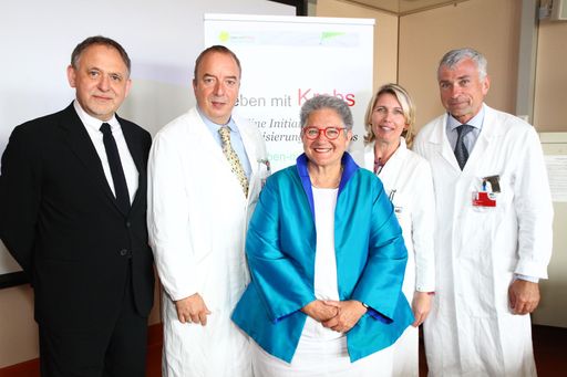  http://www.apa-fotoservice.at/galerie/1796
V.l.n.r.: Univ. Prof. Dr. Christoph Zielinski (Initiator von Leben-mit-Krebs), Univ. Prof. Dr Michael Gnant (Univ. Klinik für Chirurgie), Mag. Ruth Steiner (Patientin), Univ. Prof. Dr. Gabriela Kornek (Präsidentin von Leben-mit-Krebs), Univ. Prof. Dr. Walter Klepetko (Vizepräsident von Leben-mit-Krebs)