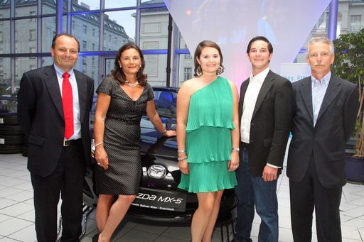 http://www.apa-fotoservice.at/galerie/1938
Im Bild v.l.n.r.: KR Burkhard Ernst (Vorstand Mazda Rainer), Gabriela Lemberger (Vorstand Mazda Rainer), Stephanie Ernst, Maximilian Lemberger, GF RHW Gerald Lemberger