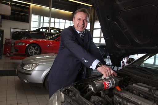  FASTBOX-Geschäftsführer, Friedrich Neubauer, freut sich, dass sich die Geschäfte in Österreich weiter positiv entwickeln. 2010 hat die Werkstättenkette mit seinen aktuell 20 Werkstätten-Standorten in Österreich acht Millionen Euro umgesetzt.