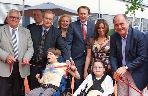 Im Bild vlnr: NR Anton Heinzl, GF Ambulatorium Sonnenschein Dir. Robert Holovsky mit Tochter Katharina, Abgeordnete z. NÖ Landtag Heidemaria Onodi, BM Mag. Matthias Stadler, Ärztliche Leiterin Ambulatorium Sonnenschein Prim. Dr. Sonja Gobara,  Diana Denk, LH-Stv. Mag. Wolfgang Sobotka