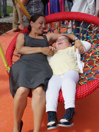 Vorschau Bild von Ambulatorium Sonnenschein Patientin Diana Denk mit Mutter Nicole Denk in der Nestschaukel