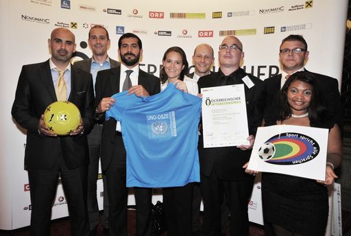  Mag. Georg Weber, Mitglied des Vorstands tipp3 (2.v.l.), OSZE-Staff Committee Chairman und Fussballer Nizar Zaher (3.v.l.), Rot-Kreuz-Sprecherin Andrea Winter (4.v.l.) und Preisträger Erwin Himmelbauer (6.v.l.)