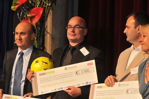 Vorschau Bild von v.l.n.r: Ali Rahimi Vorstand des Vereins "Wirtschaft für Integration", Preisträger Erwin Himmelbauer