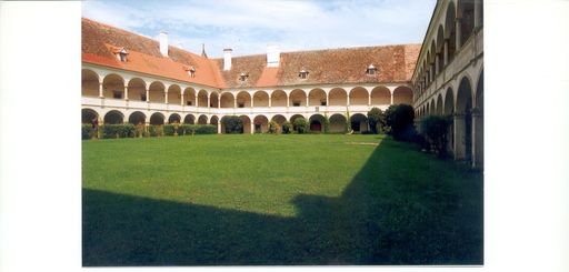 Vorschau Bild von Jedes Jahr im Juni wird Schloss Deutschkreutz von Literaturbegeisterten und Lesern aller Richtungen aufgesucht, die sich hier versammeln um mit "Literatur in Grün" die österreichische Literatur zu feiern.