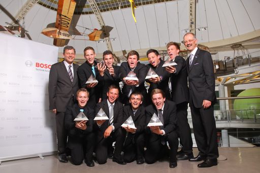 Die Gewinner des Technik fürs Leben-Preis 2011 präsentieren bei Preisverleihung im Technischen Museum Wien stolz ihre Trophäen.