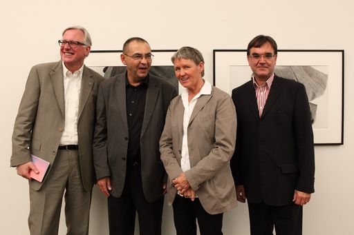  http://www.apa-fotoservice.at/galerie/1908
Im Bild v.l.n.r.: Mag. Carl Aigner (Direktor Landesmuseum NÖ, Vorstand Leopold Museum), Dr. Fritz Simak (Sammler, Ausstellungskurator), Andra Spallart (Sammlerin), Dr. Diethard Leopold (Vorstand, Leopold Museum)