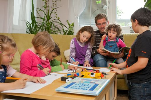  SOS-Kinderdorf-Vater Andreas Fasching mit Kindern