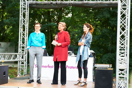  Kulturministerin Dr. Claudia Schmied begrüßt die Gäste des Sommerfests in den Praterateliers und stellt die KünstlerInnen Judith Fegerl und Hans Scheirl vor.
