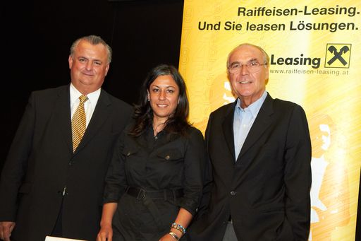 http://www.apa-fotoservice.at/galerie/1936
Personen v.l.n.r. Mag. Peter Engert (Sprecher der Geschäftsführung der Raiffeisen Leasing), Mag.a Maria Vassilakou (Vizebürgermeisterin und Stadträtin für Stadtentwicklung, Verkehr, Klimaschutz, Energieplanung und BürgerInnenbeteiligung) und Peter Rabl (Journalist).