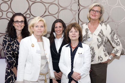 Im Bild (v.l.n.r.): Tatjana Oppitz (Generaldirektorin IBM Österreich), Sherrie Doyon de Toma (Executive Director UBS Wealth Management Wien), Sylvia Freygner (FREYGNER Rechtsanwalt GmbH), Edit Schlaffer (Vorsitzende des Vereins Frauen ohne Grenzen), Ursula Plassnik (Abg.z.NR, Bundesministerin a.D.).