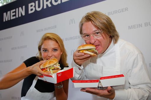 Vorschau Bild von Christine Reiler und Wini Brugger sind vom Geschmack der Sieger-Burger begeistert.