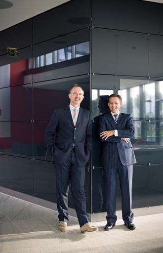 itelligence AG erwirbt Mehrheitsbeteiligung am dänischen SAP-Beratungshaus 2C change. Herbert Vogel (links im Bild), Vorstandsvorsitzender der itelligence AG: "Mit 2C change haben wir einen exzellenten SAP-Partner in Nordeuropa gefunden, um unsere Internationalisierung weiter voran zu treiben." Norbert Rotter (rechts im Bild), CFO der itelligence AG.