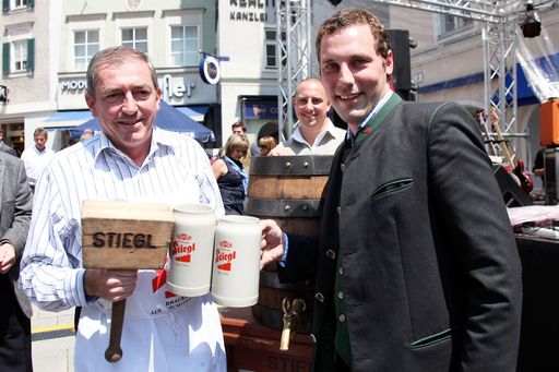 Vorschau Bild von Bürgermeister Dr. Heinz Schaden eröffnet das beliebte Straßenfest mit dem traditionellen Bieranstich.