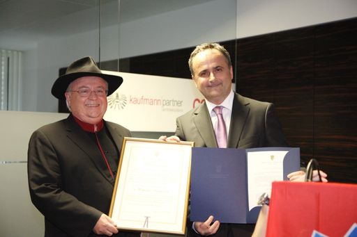 Vorschau Bild von Kroatiens Botschafter Gordan Bakota (r.) überreicht das Ernennungsdekret an Wolfgang Kaufmann
