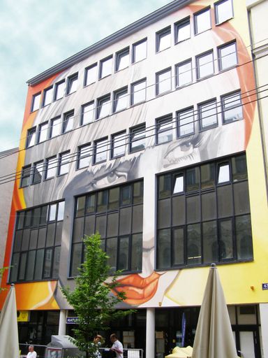 Das Bürohaus in der Neubaugasse 43, 1070 Wien, bekam ein neues Gesicht. Mit einer innovativen Fassadengestaltung lässt der Projektentwickler Strauss & Partner Immobilien GmbH das sanierte Bürogebäude zu einem neuen Landmark werden.