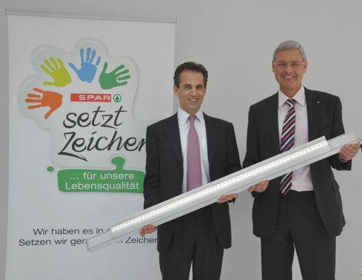  SPAR investiert grün in die österreichische Firma Zumtobel. Im Bild (v.l.n.r.) Dr. Harald Sommerer, CEO der Zumtobel Group und SPAR-Vorstandsdirektor Hans K. Reisch.