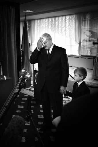  Der Tag der weißrussischen Präsidentenwahl: Morgendliche Stimmabgabe des "Letzten Diktators Europas" (Alexander Lukashenko) in Begleitung seines Sohnes. Vollständige Bildserie auf www.objektiv-fotopreis.at