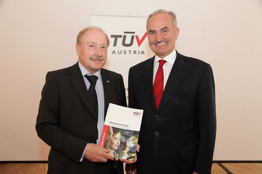 Blicken für den TÜV AUSTRIA nach einem starken Jahr 2010 zuversichtlich in die Zukunft: Direktor Dipl.-Ing. Dr. Hugo Eberhardt, Vorstandsitzender und KR Dipl.-Ing. Johann Marihart, Vorsitzender des Aufsichtsrates der TÜV AUSTRIA HOLDING AG