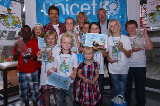 v.l.n.r.: UNICEF Botschafter Thomas Brezina, Geschäftsführerin von.UNICEF Österreich Dr. Gudrun Berger und Präsident von UNICEF Österreich.Dipl.-Kmf Gerhard Nidetzky bei der UNICEF Award Verleihung 2011, zusammen.mit den frisch ausgezeichneten JuniorbotschafterInnen des Jahres.