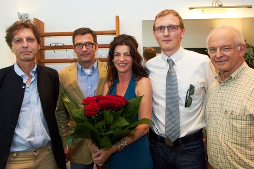  http://www.apa-fotoservice.at/galerie/1973
im Bild v.l.n.r.: Mag. Thomas Blimlinger (Bezirksvorsteher Wien Neubau), Clemens Moritzer (GF Rodenstock Österreich GmbH), Angela Szivatz (Ehefrau des GF Sehkraft), Christoph Rauter (Geschäftsführer) und John Rees (Freund und Förderer)