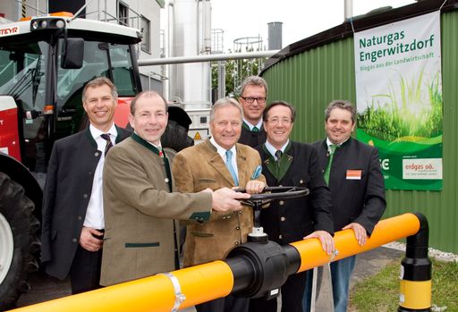 Drehten den Biogashahn auf (v.l.): Gerhard Zettler, Max Hiegelsberger, Leo Windtner, Klaus Dorninger, Johann Grünberger, Gottfried Reichinger