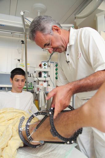 Knochenverlängerung mit der innovativen NAL-Methode. Im Bild: Patient Patrick, Gerald Wozasek.